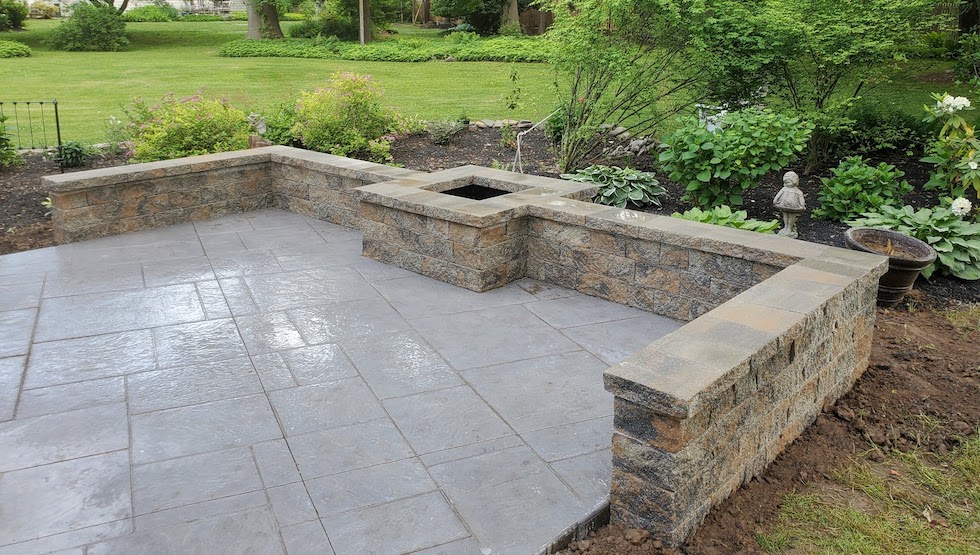 Square fire pit with squared decorative walls